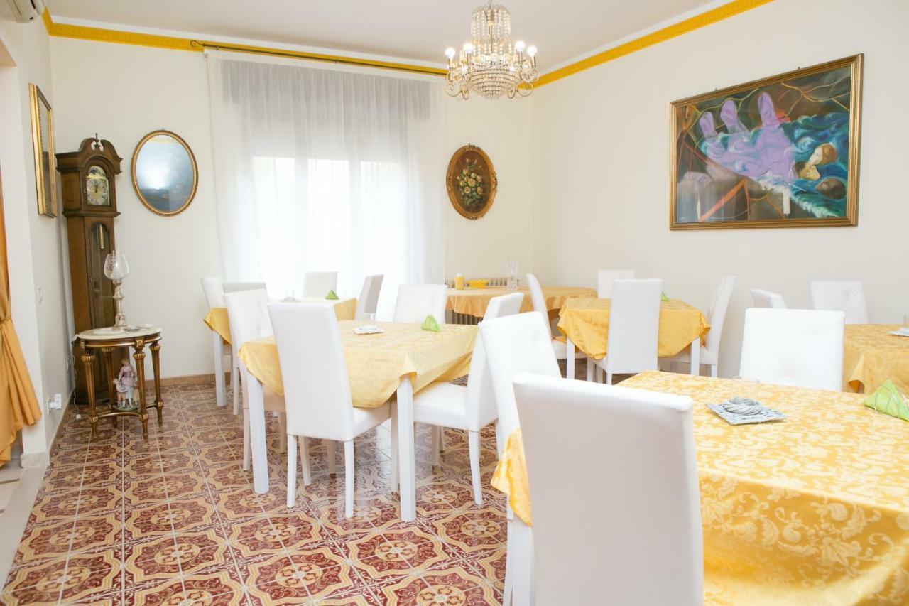 Affitta Camere The Queen Ispica Bagian luar foto